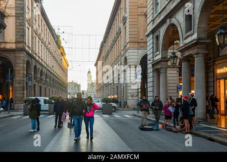 Un groupe de scouts jouant et chantant dans la Via Roma Street dans le centre historique de Turin, la veille de Noël, Piémont, Italie Banque D'Images