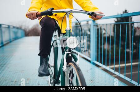 Close up of cyclist wearing raincoat Banque D'Images