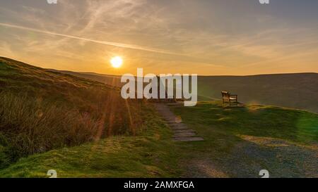 Coucher du soleil et d'un banc avec vue, vu à l'Buttertubs Pass (falaise) près de Mickfield Gate Rd, North Yorkshire, England, UK Banque D'Images