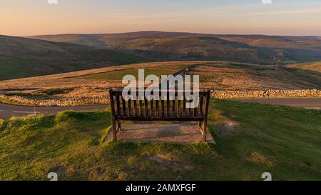 Un banc avec une vue, vu à l'Buttertubs Pass (Cliff Gate Rd) près de Mickfield, North Yorkshire, England, UK Banque D'Images