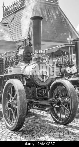 Vue de face en noir et blanc, vue rapprochée de la machine à vapeur britannique d'époque, conservée et visible au chemin de fer à vapeur de Severn Valley, Royaume-Uni. Banque D'Images