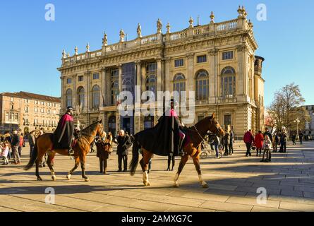 Les carabiniers à cheval en face de Palazzo Madama palace (Site du patrimoine mondial de l'UNESCO) sur la Piazza Castello, le Jour de Noël, Turin, Piémont, Italie Banque D'Images