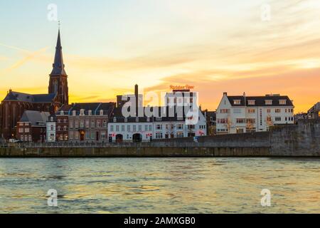 Lever tôt le matin au centre-ville de Maastricht avec un ciel plein de couleurs et une vue de la brasserie de Ridder, récemment rénové, maintenant utilisée pour produire la lo Banque D'Images
