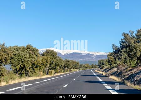 Vide route asphaltée au Mont Ventoux, à travers la campagne provençale à jour d'hiver ensoleillé dans le sud de la France, Europe Banque D'Images