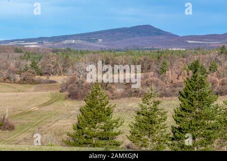 Mont Ventoux montagne dans la région de la Provence du sud de la France. Avis de Revest-du-bion située dans belle journée ensoleillée avec ciel bleu Banque D'Images