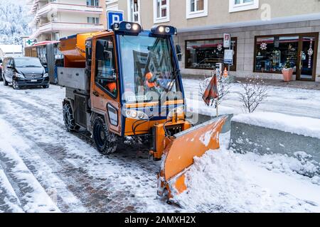 Saint-Moritz, Suisse - 22 décembre 2019 - nettoyage des neiges travail de camion pour éliminer la neige de la route à Saint-Moritz, Suisse le 22 décembre 2019 Banque D'Images