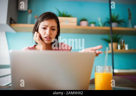 Portrait young a souligné déplut worried business woman sitting in front of laptop Banque D'Images