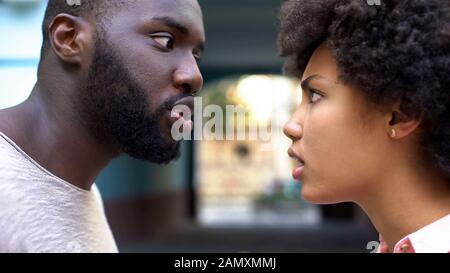 Jeune couple afro-américain en plein air, malentendu, conjoint jaloux Banque D'Images