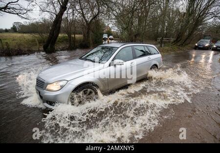 Une voiture le fait passer par une ford inondée près de North Poulner dans le Hampshire. Photo PA. Date De L'Image: Mercredi 15 Janvier 2020. Voir PA histoire TEMPS . Crédit photo devrait lire: Andrew Matthews/PA Fil Banque D'Images