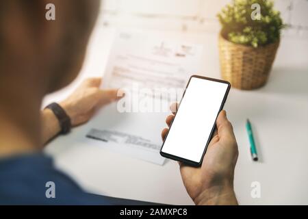 paiement par téléphone mobile - l'homme paie la facture avec smartphone Banque D'Images