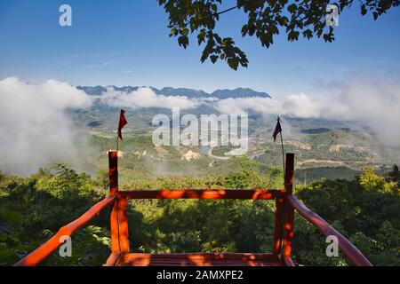 Un point de vue d'une rivière de la vallée de la Nam Khan River près de Luang Prabang, Laos. Banque D'Images