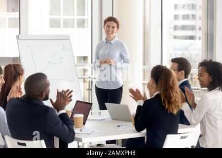 Divers employés applaudissent le coach de remerciement pour la formation Banque D'Images