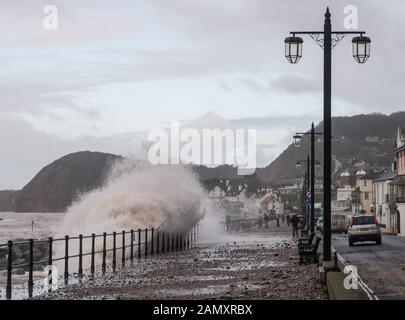 Sidmouth, le 15 janvier 2020 Storm Brendan a encore une piqûre dans son tai - continuer à envoyer des vagues géantes qui s'écrasent sur le front de mer de Sidmouth Devon. La tempête va enfin s'abatter plus tard aujourd'hui. Photo Central/Alay Live News Banque D'Images