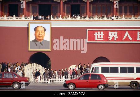 Unter dem Porträt von Mao Tse Dong auf dem Platz des Himmlischen Friedens à Pékin, Chine UM 1990. Sous le portrait de Mao Tse Dong sur la place Tiananmen à Beijing, Chine vers 1990. Banque D'Images