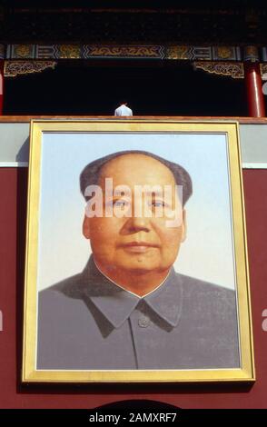 Porträt von Mao Tse Dong auf dem Platz des Himmlischen Friedens à Pékin, Chine UM 1990. Portrait de Mao Tse Dong sur la place Tiananmen à Beijing, Chine vers 1990. Banque D'Images