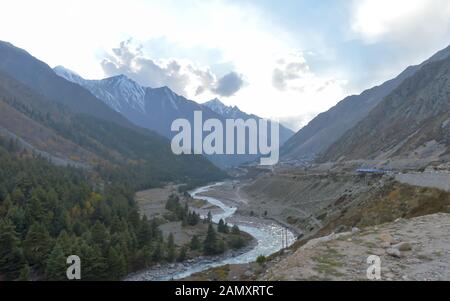 Baspa qui traverse la vallée de Sangla Chitkul, plus panoramique supérieure et centrale, les pentes de montagnes de l'Himalaya, près de la frontière Etudes couvrir Banque D'Images