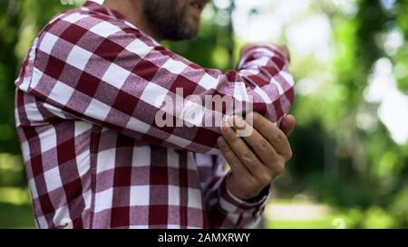 Homme souffrant de douleurs au coude, de blessures sportives, de rhumatisme chronique, de problèmes de santé Banque D'Images