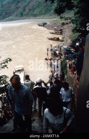 Gruppe von Chinesen mit Regenschirmen an einem Abhang bei Pékin, Chine um 1990. Groupe de Chinois avec des parasols sous la pluie près de Beijing, Chine vers 1990. Banque D'Images