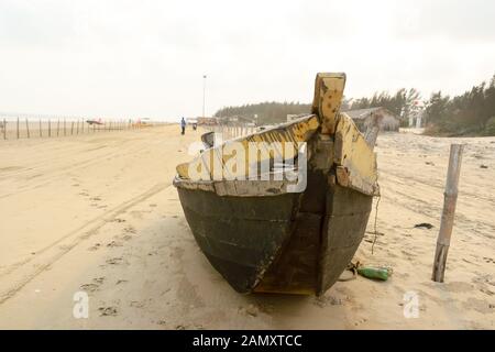 Close up partie avant d'un bateau de pêche de la rivière Bow (également appelé coque - l'autre extrémité appelée stern), la partie avant plus d'un lorsque le navire est sous marin Banque D'Images