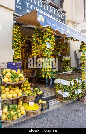 Produits connexes citron dans un magasin de souvenirs à Naples, Italie Banque D'Images