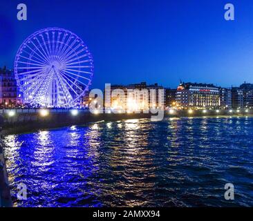 Ferris Whell San Sebastian le nord de l'Espagne.San Sebastián est une ville de villégiature sur le golfe de Gascogne en Espagne Pays Basque montagneuses. Elle est connue pour Pl Banque D'Images