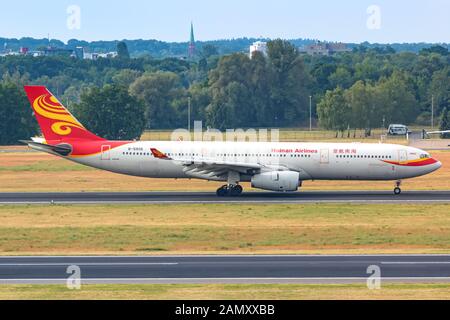 Berlin, Allemagne - 27 mai 2018 : avion Airbus A330 de Hainan Airlines à l'aéroport de Berlin Tegel (TXL) en Allemagne. Airbus est un constructeur d'avions de Banque D'Images