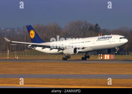 Munich, Allemagne - 6 janvier 2018 : avion Lufthansa Airbus   à l'aéroport de Munich (MUC) en Allemagne. Airbus est un constructeur aéronautique de Toulouse Banque D'Images