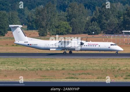 Berlin, Allemagne - 27 mai 2018 : Eurowings Bombardier Dash 8 avion à l'aéroport de Berlin Tegel (TXL) en Allemagne. Bombardier est un constructeur d'avions Banque D'Images