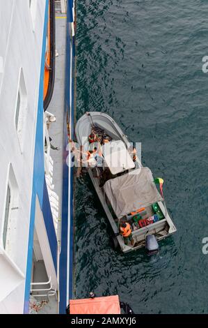 Les conseillers en sécurité ont embarqué un bateau par échelle pilote dans la baie de Conakry à partir d'un petit bateau antipiratage côtier en novembre. Banque D'Images