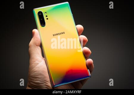 Janvier 2020, Riga - Nouveau Samsung Galaxy Note 10 + smartphone Android s'affiche à des fins rédactionnelles. L'accent peu profond effet. Banque D'Images