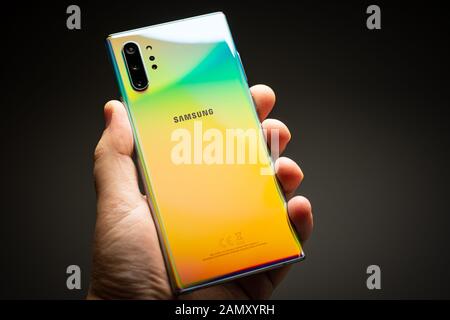 Janvier 2020, Riga - Nouveau Samsung Galaxy Note 10 + smartphone Android s'affiche à des fins rédactionnelles. L'accent peu profond effet. Banque D'Images