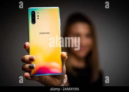 Janvier 2020, Riga - Nouveau Samsung Galaxy Note 10 + smartphone Android s'affiche à des fins rédactionnelles. L'accent peu profond effet. Banque D'Images