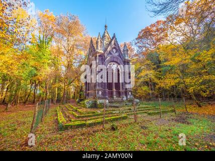 Torre Alfina (Latium, Italie) - Le bois sacré et magique appelé 'Bosco del Sasseto' pendant l'automne avec le feuillage, à côté du village médiéval avec Banque D'Images