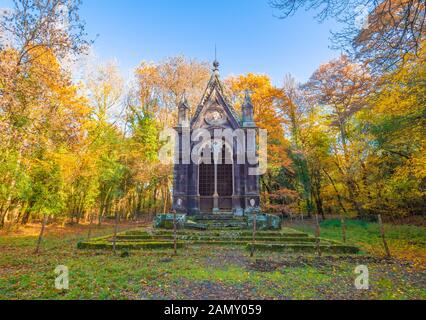 Torre Alfina (Latium, Italie) - Le bois sacré et magique appelé 'Bosco del Sasseto' pendant l'automne avec le feuillage, à côté du village médiéval avec Banque D'Images