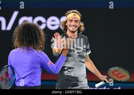 15 Janvier 2020 : Stefanos Tsitsipas et Naomi Osaka ont fait cinq ans de haut lors du rassemblement pour un fonds caritatif de secours, qui a fait monter la nuit à la Rod laver Arena de Melbourne pour gagner de l'argent à l'aide des efforts de secours contre les incendies de brousse en Australie avant le début du tournoi de tennis australien Open Grand Chelem de Melbourne en Australie en 2020. Sydney Low/Cal Sport Media Banque D'Images