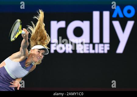 15 janvier 2020 : Caroline Wozniacki sert à la collecte de fonds caritative Rally for relief à Rod laver Arena de Melbourne pour recueillir de l'argent à l'aide des efforts de secours dans le bush à travers l'Australie avant le début du tournoi de tennis australien Open Grand Chelem de Melbourne en Australie en 2020. Sydney Low/Cal Sport Media Banque D'Images