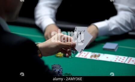 Homme d'affaires joueur a gagné la combinaison de cartes pendant le jeu de poker, deux as Banque D'Images