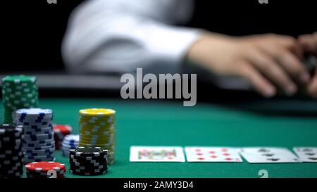 Jeu de poker à table verte au casino, piles de jetons, cartes, commerce de jeu Banque D'Images
