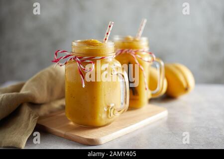 En bonne santé et rafraîchissant Smoothie mangue dans des verres. Banque D'Images