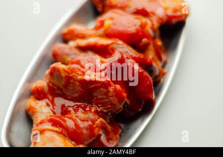 Ailes de poulet frais et crus dans une marinade Chinoise, prêt pour griller Banque D'Images