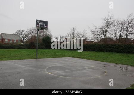 Ipswich, Royaume-Uni - 15 janvier 2020: Un terrain de basket-ball extérieur déserté vide, sur un matin humide. Banque D'Images