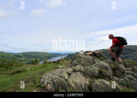 Walker sur le sommet Cairn de Glenridding Dodd est tombé, Glenridding, Lake District National Park, Cumbria, Angleterre, Royaume-Uni Glenridding Dodd est l'un des th Banque D'Images