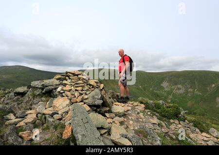 Walker on Sheffield Pike Fell, Glenridding, Lake District National Park, Cumbria, Angleterre, Royaume-Uni Sheffield Pike Fell est l'un des 214 Wainwright fells. Banque D'Images