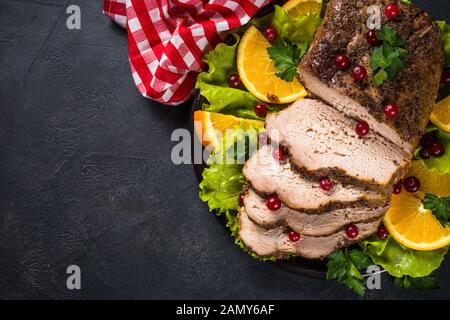 Viande de porc cuite au four avec canneberge et oranges. Banque D'Images