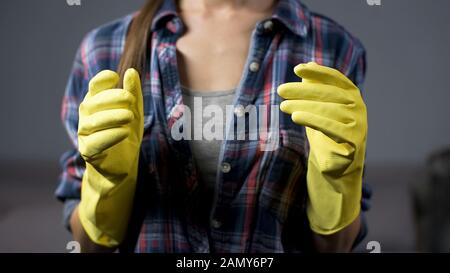 Femme de ménage en gants jaunes prêt à commencer à nettoyer le ménage, le ménage Banque D'Images