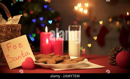 Pour le Père Noël sur la table près du lait et des biscuits au gingembre, adorable tradition familiale Banque D'Images