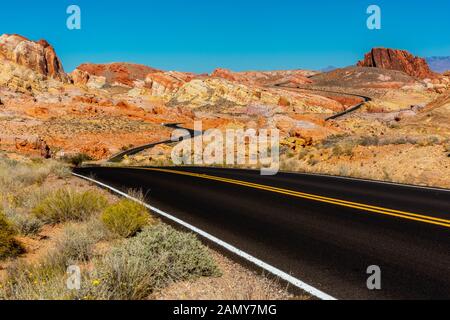 Une route qui serpente dans la Vallée de Feu, Nevada. Banque D'Images