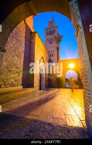 Mosquée de Koutoubia minaret situé au médina de Marrakech, Maroc Banque D'Images