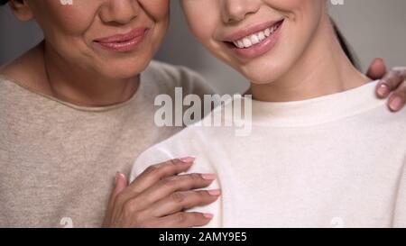 Les femmes se souriant, la mère embrassant la fille, l'amour de la famille et le bonheur Banque D'Images