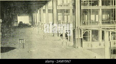 Nouvelles et ingénierie électriques . Câblage De L'Hôtel Mount Royal, Montréal. Placer le conduit sur les formulaires avant de verser la dalle de plancher. Câblage De L'Hôtel Mount Royal, Montréal. Conduites et boîtes de sortie en place après avoir versé le sol et retiré les formulaires. Pour une description complète de jwork, voir l'article ailleurs dans ce numéro. Les nouvelles ÉLECTRIQUES Grâce au Liuler Trolley cette rubrique de la Winnipeg Electric Railway Pub-lic Service News fait l'argument suivant. C'est logicaland convaincant. Cette forme de propagande, qui séduira la théintelligence des citoyens, aboutira finalement à un properconcepp Banque D'Images